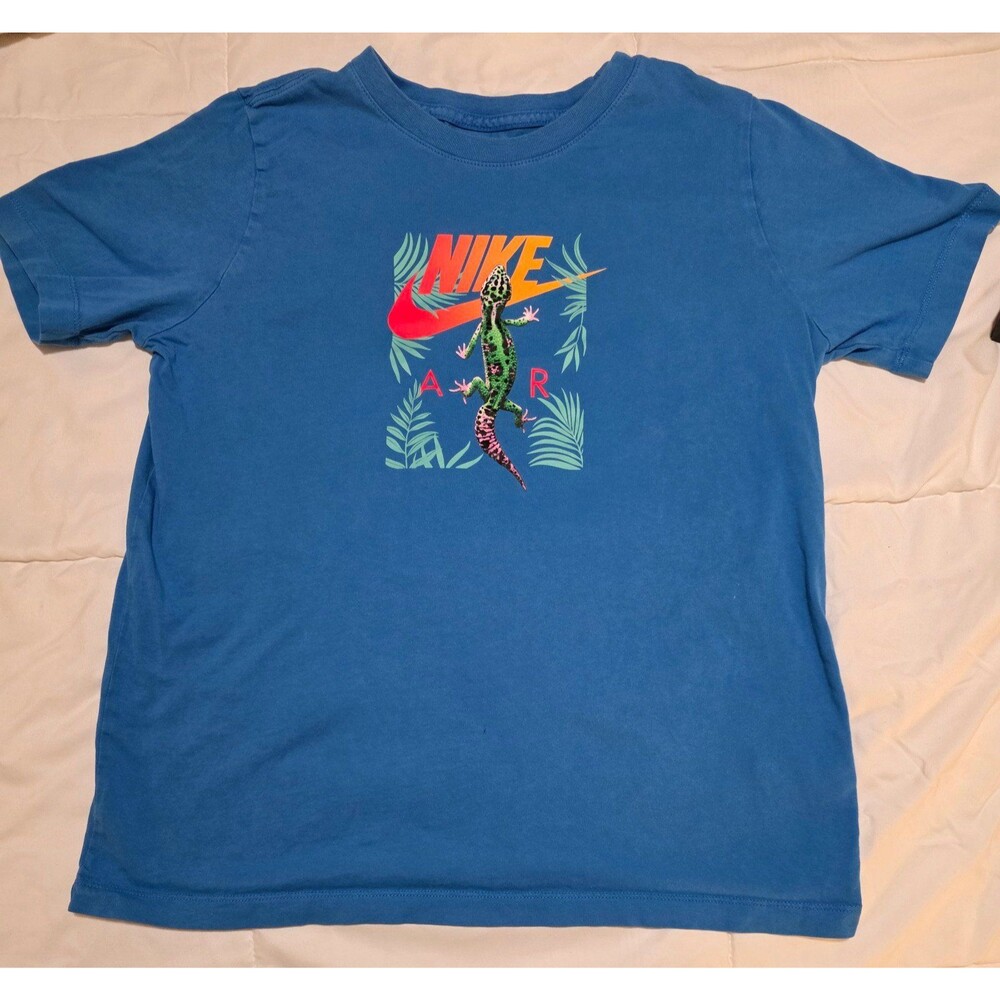 Nike • The Nike Tee | Loose Fit • Cropped Gecko Graphic T-Shirt
